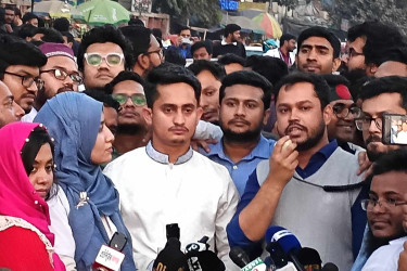 সারজিসের আশ্বাসে শাহবাগ ছাড়লেন ট্রেইনি চিকিৎসকরা
