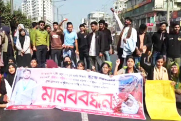 সাভারে বাস চাপায় শিক্ষার্থী নিহত, বিচারের দাবিতে মহাসড়ক অবরোধ