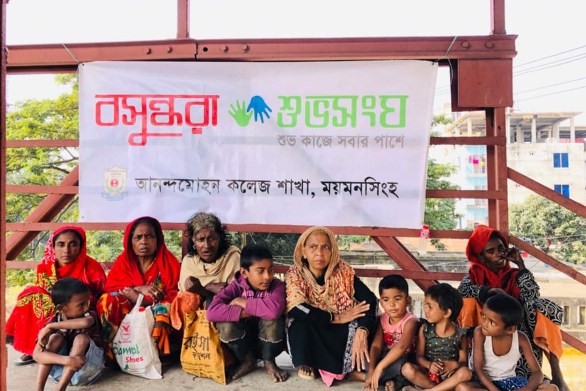 ময়মনসিংহে ছিন্নমূল মানুষের মাঝে বসুন্ধরা শুভসংঘের খাবার বিতরণ