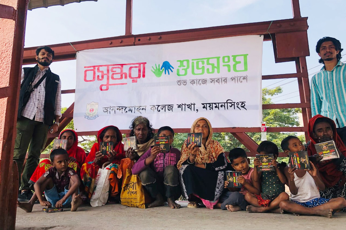 ময়মনসিংহে ছিন্নমূল মানুষের মাঝে শুভসংঘের খাবার বিতরণ