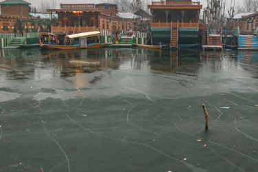 তাপমাত্রা মাইনাস ৮.৫ ডিগ্রি , জমল কাশ্মীরের ডাল লেক