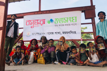 ময়মনসিংহে ছিন্নমূল মানুষের মাঝে শুভসংঘের খাবার বিতরণ