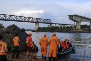 ব্রাজিলে সেতু ভেঙে এসিডবাহী ট্যাঙ্কার নদীতে, নিহত ১