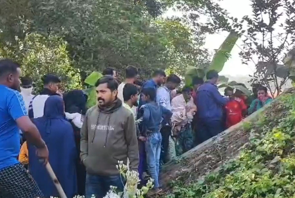 যুবলীগ নেতার বাড়ি থেকে আগুনে পোড়া নারীর লাশ উদ্ধার
