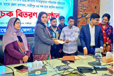 গাজীপুরে আর্থিক সহায়তা পেল জুলাই বিপ্লবে শহীদদের পরিবার
