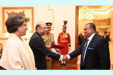 পাকিস্তানের রাষ্ট্রপতির কাছে বাংলাদেশ হাইকমিশনারের পরিচয়পত্র পেশ