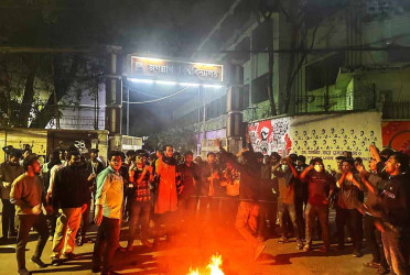 জবি ছাত্রদলের পদবঞ্চিত নেতাদের বিক্ষোভ মিছিল ও ফটক অবরোধ করে আগুন