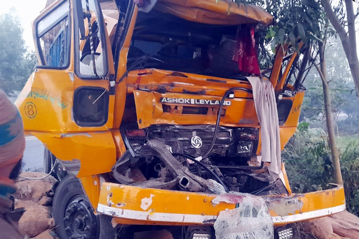 দাঁড়িয়ে থাকা ট্রাককে অপর ট্রাকের ধাক্কা, নিহত ২