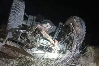 ভারতে ৩০০ ফুট গভীর খাদে সেনাবাহিনীর গাড়ি, ৫ সেনা নিহত