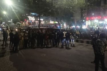 ঢাকা কলেজ ছাত্রদলের পদবঞ্চিতদের সড়ক অবরোধ-ককটেল বিস্ফোরণ
