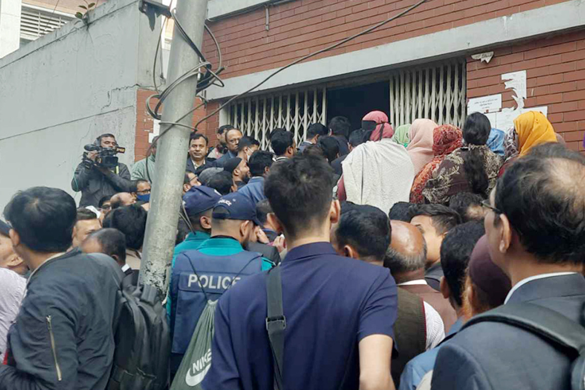 ভেতরে প্রবেশ করছেন সচিবালয়ের কর্মকর্তা-কর্মচারীরা