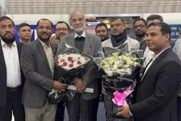 ১১ বছর পর দেশে ফিরলেন ব্যারিস্টার আব্দুর রাজ্জাক