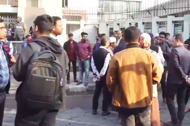 সচিবালয়ে প্রবেশ বন্ধ, গেটে অপেক্ষায় কর্মকর্তা-কর্মচারীরা