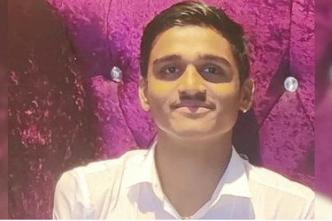 সরকারি চাকরি: বেতন ১৩ হাজার, প্রেমিকাকে দিয়েছেন ফ্ল্যাট-চড়েন বিএমডব্লিউতে