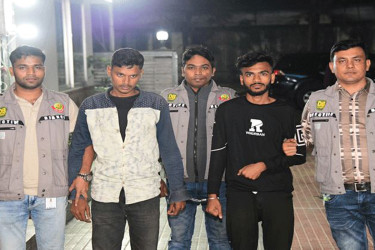 রাজধানীতে বিপুল পরিমাণ আতশবাজি জব্দ, গ্রেফতার ২