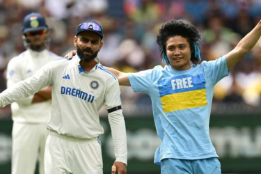 মাঠে ঢুকে কোহলিকে জড়িয়ে ধরলেন ভক্ত, বিরক্ত রোহিত