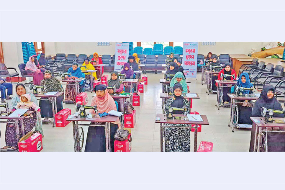 দিনবদলের স্বপ্ন দেখছেন দরিদ্র পরিবারের নারীরা