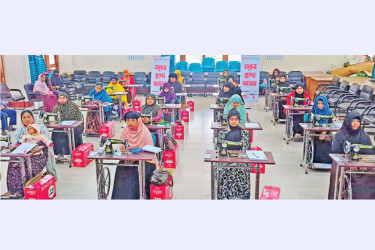 দিনবদলের স্বপ্ন দেখছেন দরিদ্র পরিবারের নারীরা