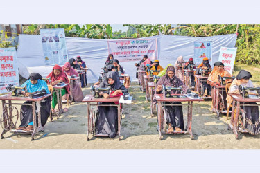 সেলাই মেশিনে ভাগ্যোন্নয়নের স্বপ্ন বুনছেন মিম-জায়েদারা
