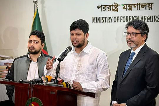 সব রাষ্ট্রের সঙ্গে ভালো সম্পর্ক থাকুক, কোনো হঠকারিতা চাই না: মাহফুজ আলম