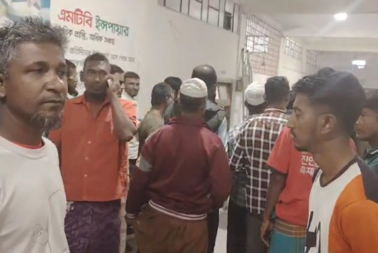 বেতন কম পাওয়ায় নগর ভবনে শ্রমিকদের বিক্ষোভ