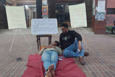 জাকসু নির্বাচনসহ ২ দাবিতে জাবি শিক্ষার্থীর অনশন