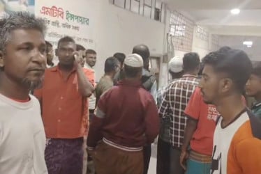 বেতন কম পাওয়ায় নগর ভবনে শ্রমিকদের বিক্ষোভ