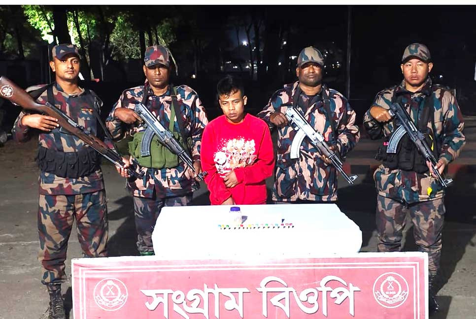 নিষিদ্ধ ঔষধসহ সীমান্তে ভারতীয় নাগরিক আটক