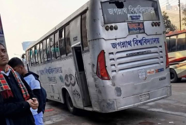 জগন্নাথ বিশ্ববিদ্যালয়ের শিক্ষার্থীদের বাসে হামলা, আহত ৭