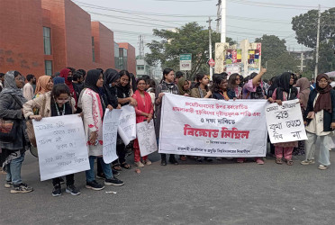 ৫ দফা দাবিতে রুয়েট শিক্ষার্থীদের মহাসড়ক অবরোধ