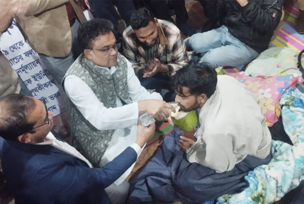 উপাচার্যের আশ্বাসে অনশন ভাঙলেন জাবির তিন শিক্ষার্থী