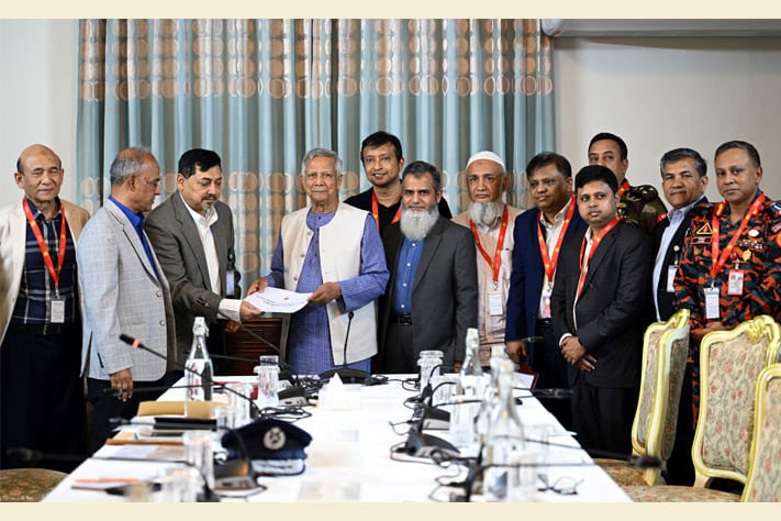 অগ্নিকাণ্ড প্রতিরোধে দীর্ঘমেয়াদে করণীয় সুপারিশ জমা দেয়ার নির্দেশ প্রধান উপদেষ্টার