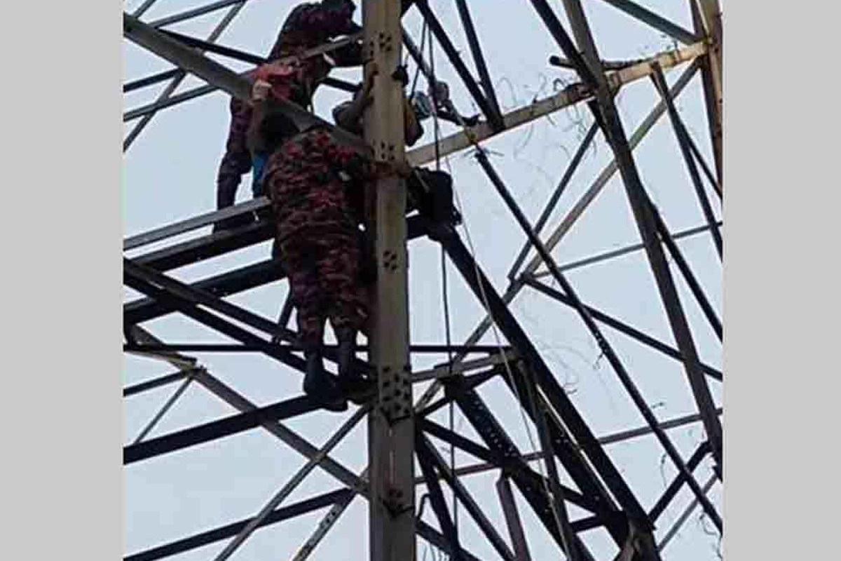 ঢাকায় স্টেডিয়ামের ফ্লাডলাইটের টাওয়ারে নারী, ৯৯৯-এ কলে উদ্ধার