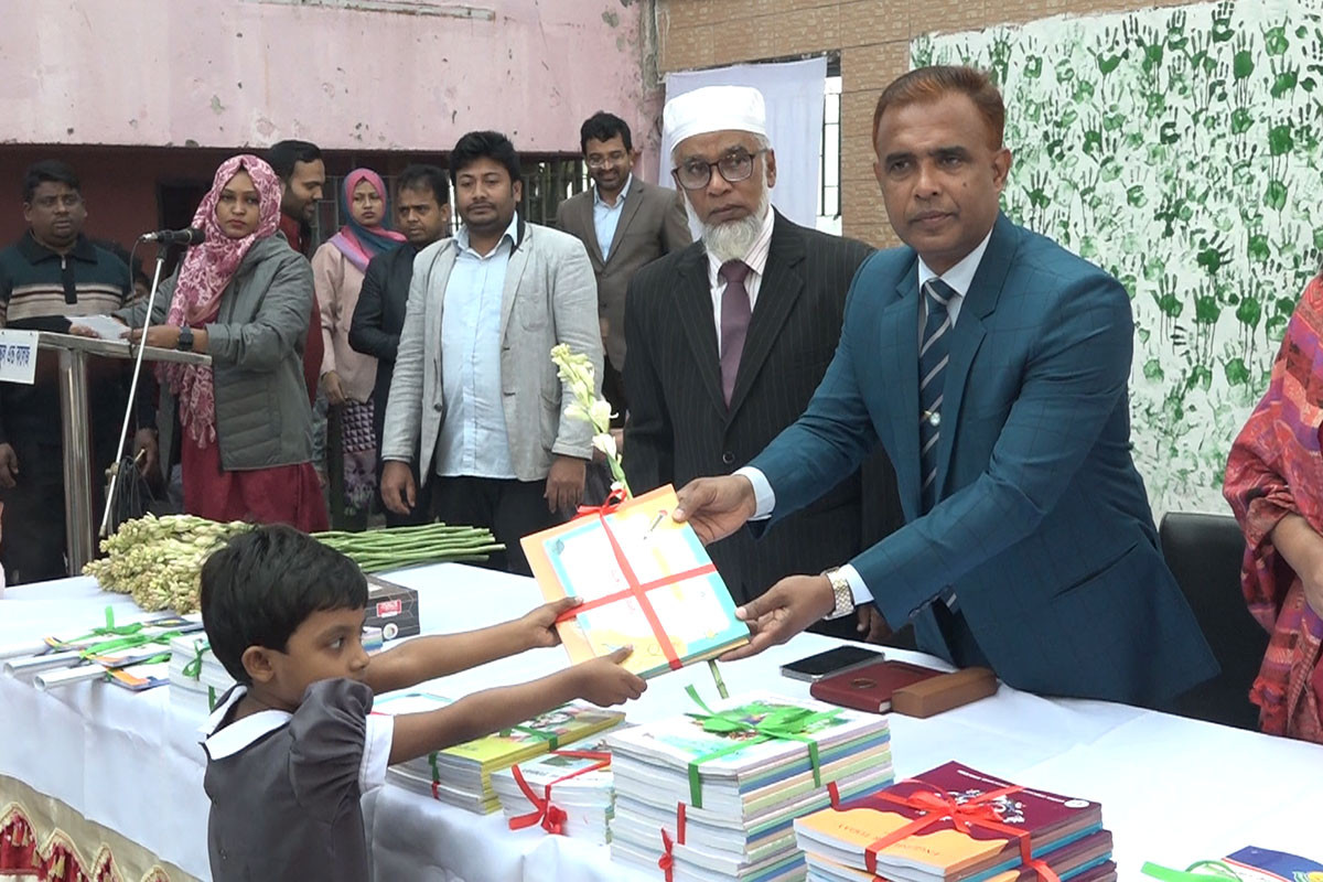 বরিশালে বই বিতরণ উদ্বোধন