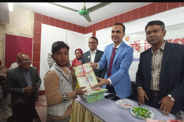 চাঁদপুরে নতুন বই বিতরণ