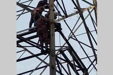 ঢাকায় স্টেডিয়ামের ফ্লাডলাইটের টাওয়ারে নারী, ৯৯৯-এ কলে উদ্ধার