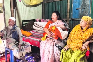 শহীদ রুবেলের নবজাতক শিশুকে দেখতে গেলেন ইউএনও