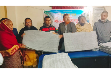 শীতার্ত মানুষের মাঝে শীতবস্ত্র বিতরণ