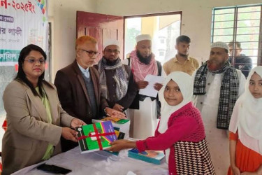 নোয়াখালীতে শিক্ষার্থীদের মাঝে নতুন বই বিতরণ