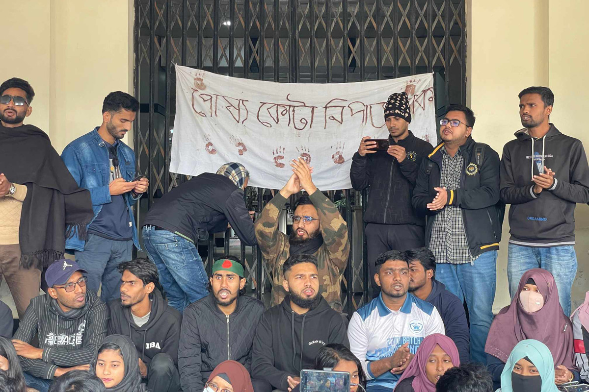 তিন দফা দাবিতে রাবির প্রশাসন ভবনে তালা