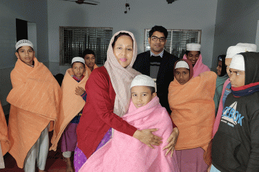 ঠাকুরগাঁওয়ে ডিসির কম্বল বিতরণ