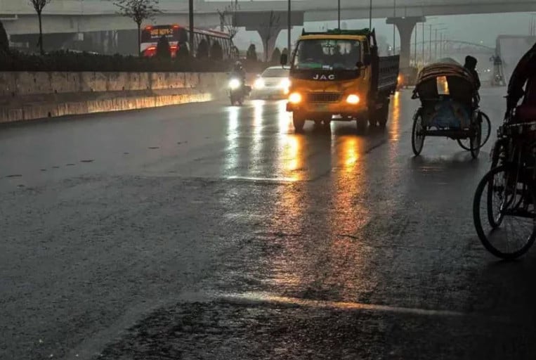 বৃষ্টির মত ঝরছে কুয়াশা, কনকনে শীত