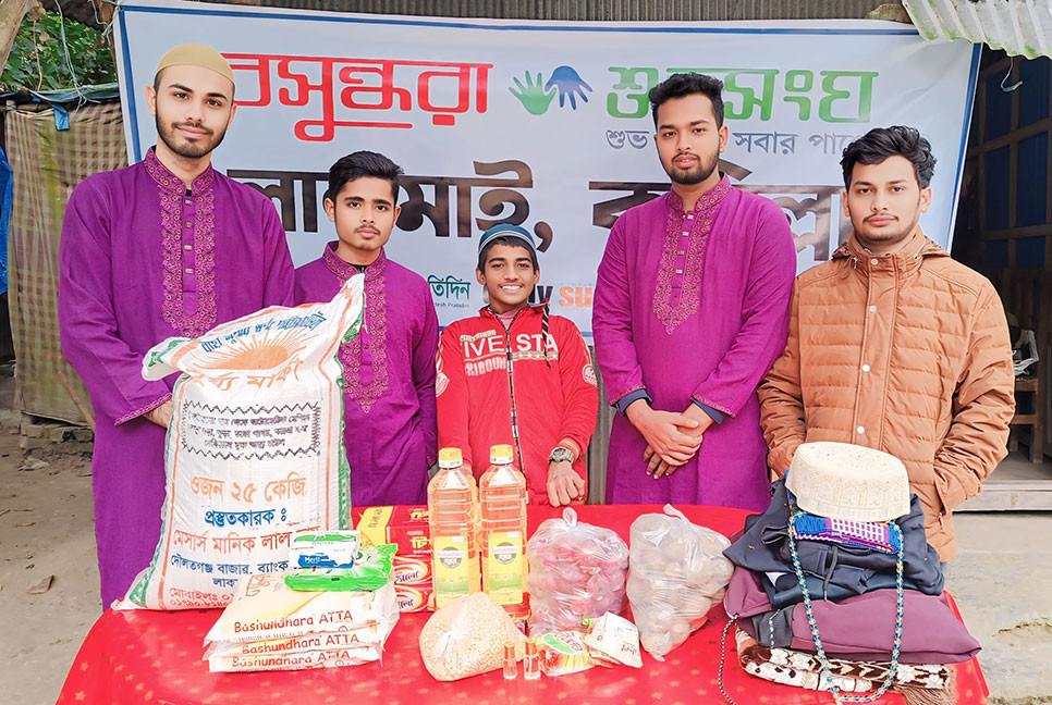 খুঁড়িয়ে খুঁড়িয়ে মসজিদে যাওয়া জাবেদ ওমরকে বসুন্ধরা শুভসংঘের উপহার