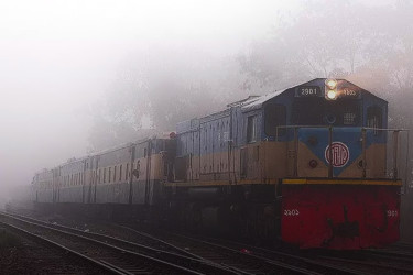 ঘন কুয়াশার কারণে রেলপথে দুর্ঘটনা এড়াতে বাড়তি সতর্কতা
