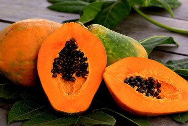 মসৃণ ত্বকে পাকা পেঁপে