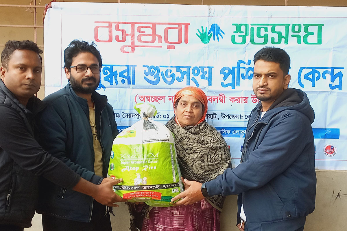 খাদ্য সামগ্রী নিয়ে মোরশেদার পাশে বসুন্ধরা শুভসংঘ