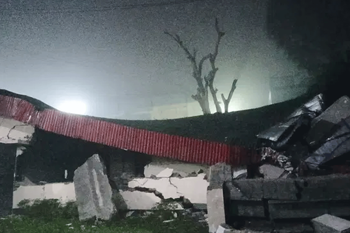 বাকৃবিতে ছাত্রলীগের অফিস গুঁড়িয়ে দিয়েছে শিক্ষার্থীরা