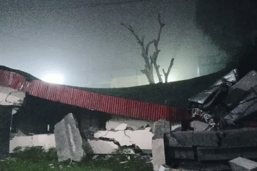 বাকৃবিতে ছাত্রলীগের অফিস গুঁড়িয়ে দিয়েছে শিক্ষার্থীরা