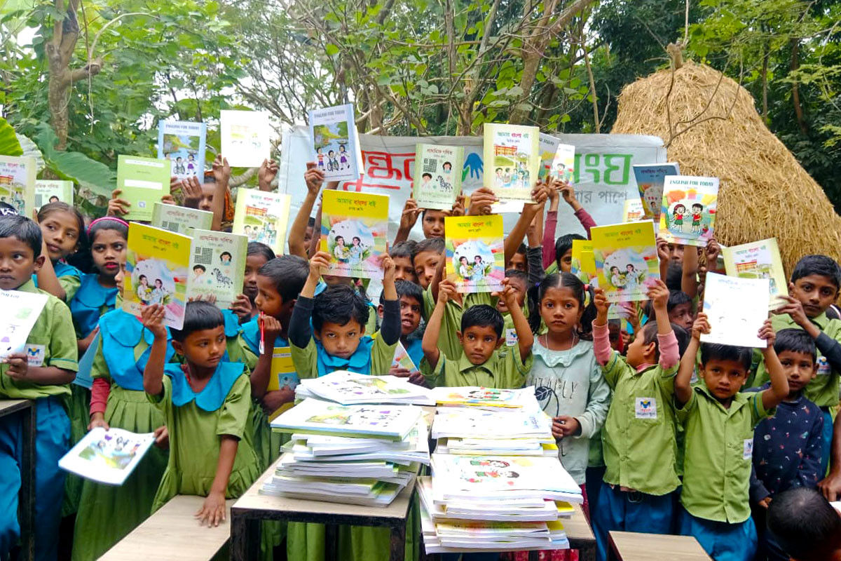 নতুন বই পেয়ে বসুন্ধরা শুভসংঘ স্কুলের শিশুদের উল্লাস