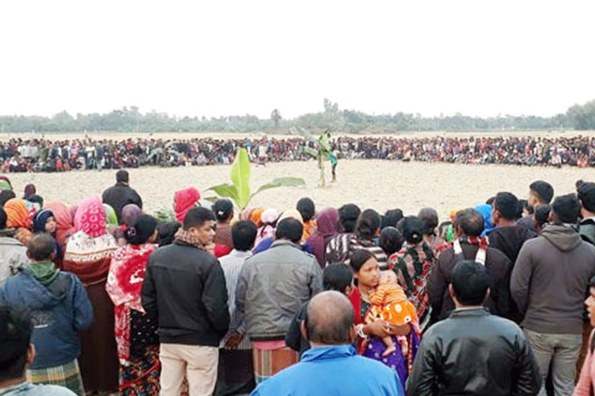পাতা খেলায় উপচে পড়া দর্শক